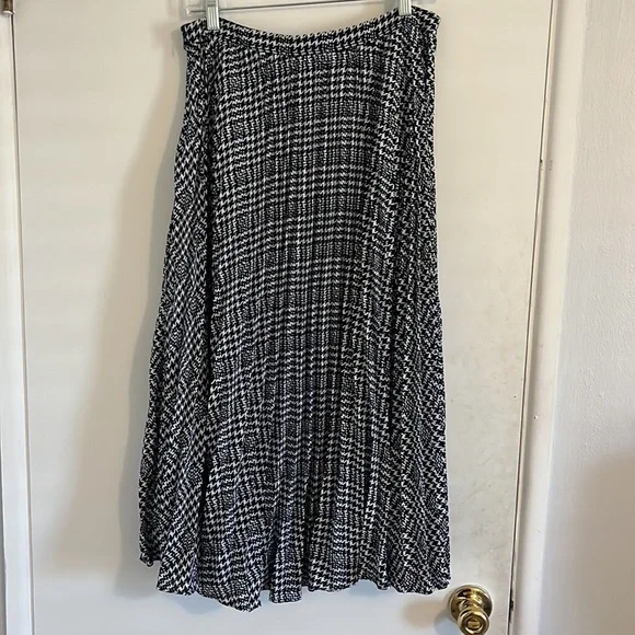 Long pleated houndstooth skirt - Picture 3 of 3